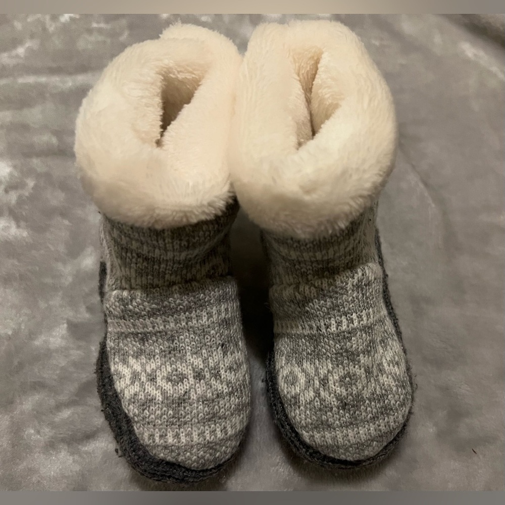 H&M Light Gray Patterned Baby Slippers in Size US 1-2 Months, Unisex